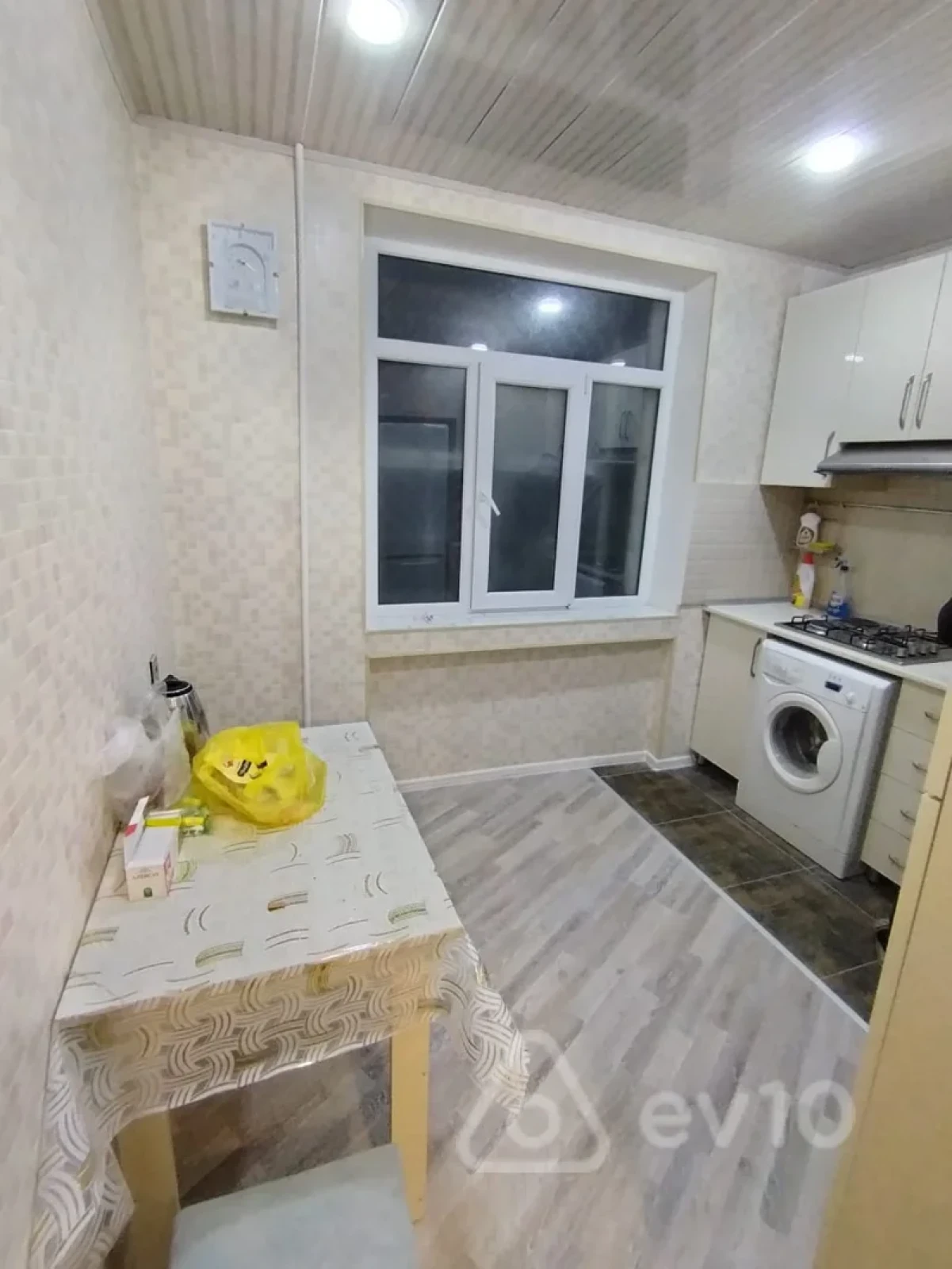 Satılır 2 otaqlı köhnə tikili 65 m²
