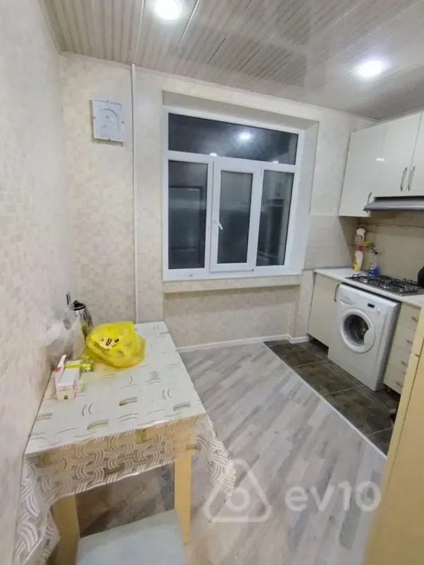 Satılır 2 otaqlı köhnə tikili 65 m²