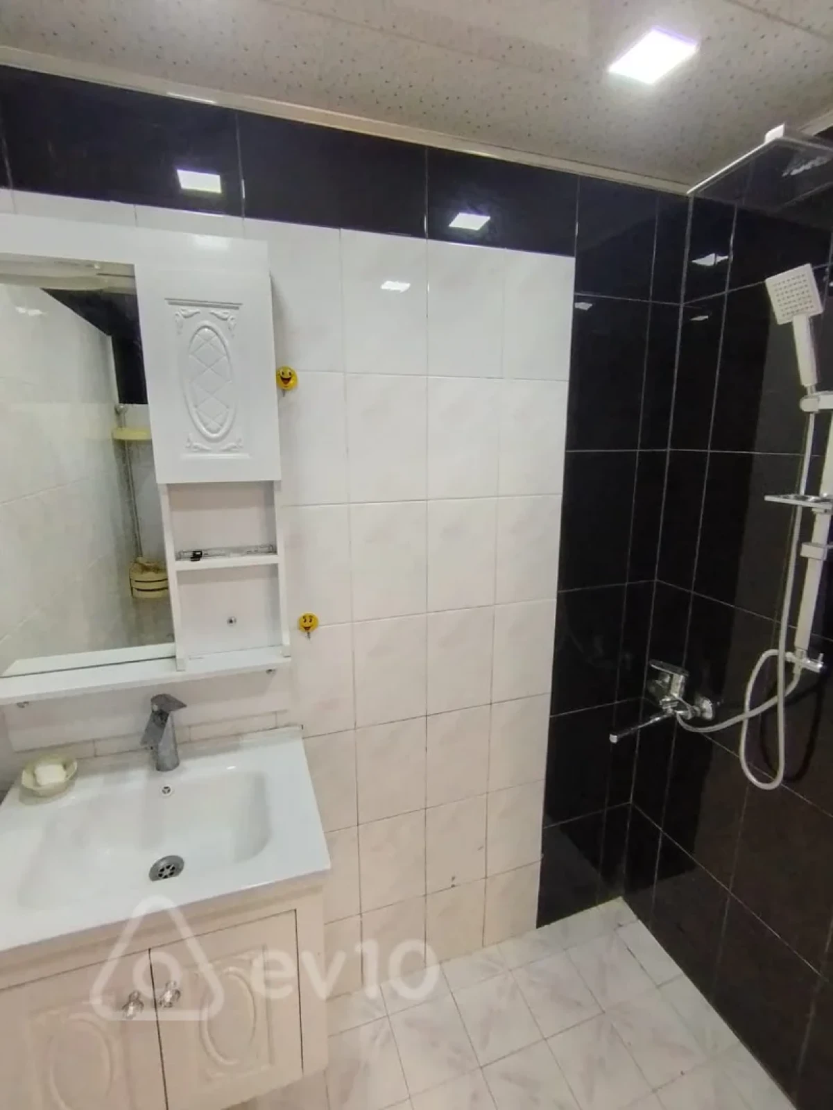 Satılır 2 otaqlı köhnə tikili 65 m²