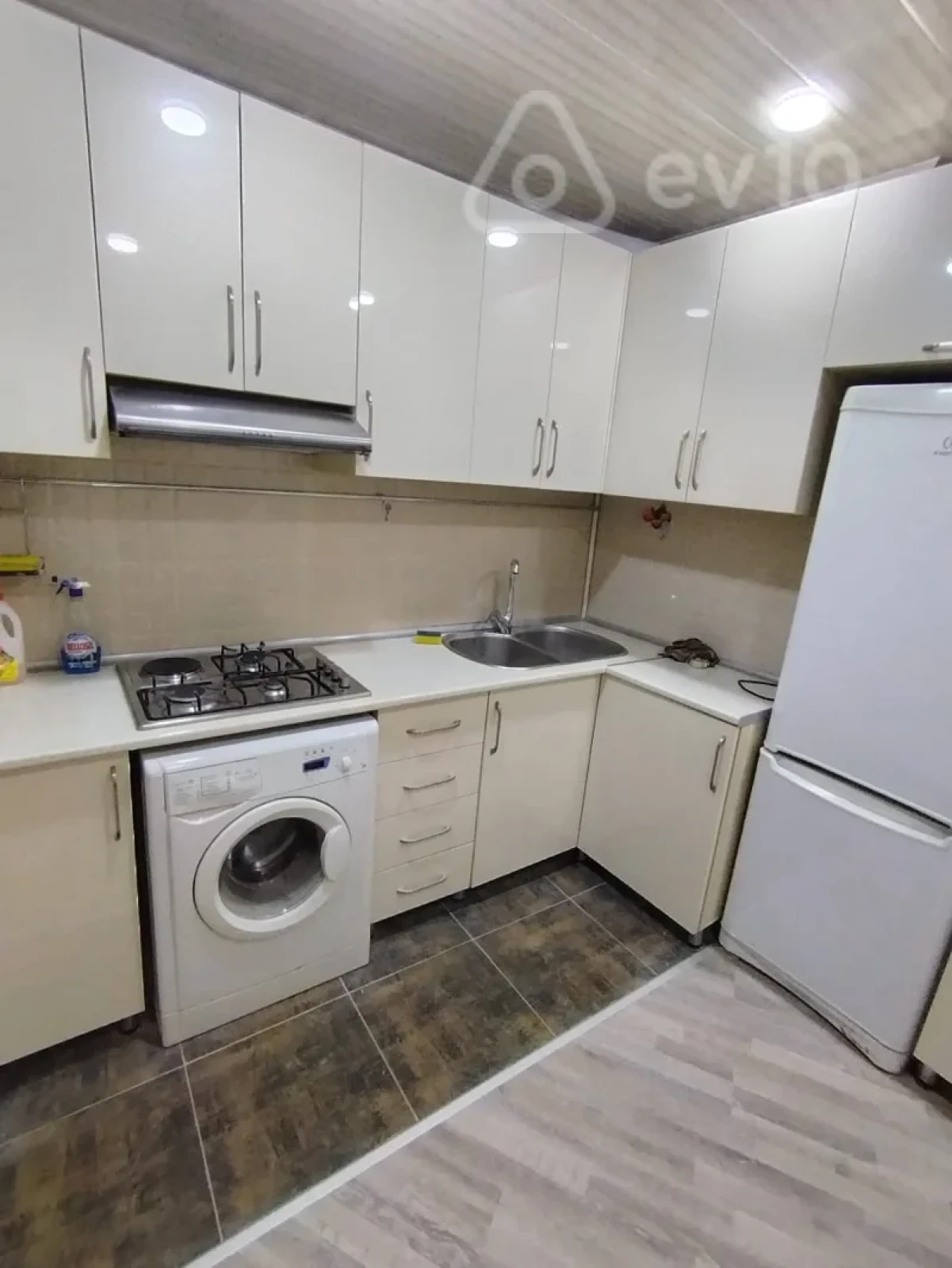 Satılır 2 otaqlı köhnə tikili 65 m²