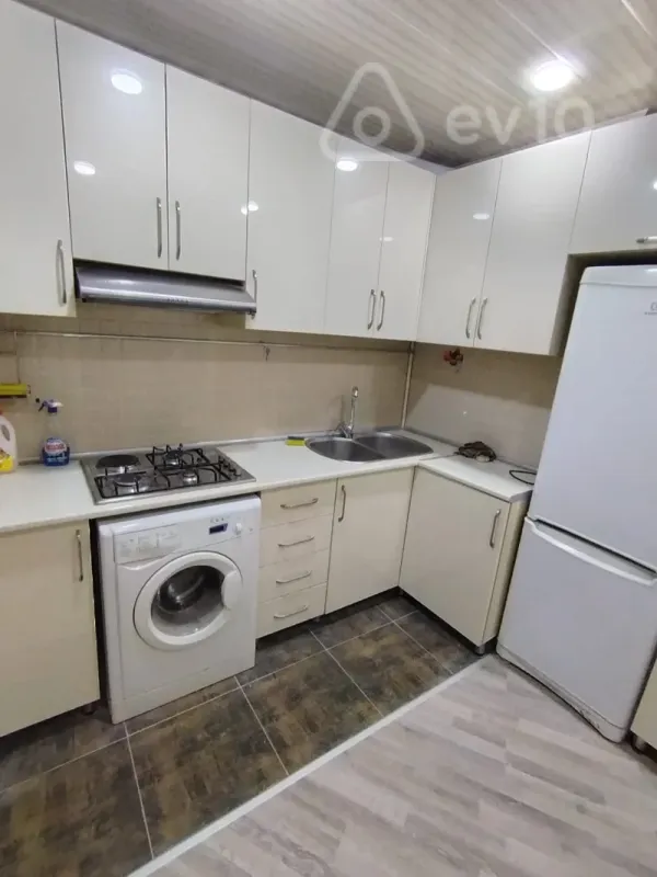 Satılır 2 otaqlı köhnə tikili 65 m²