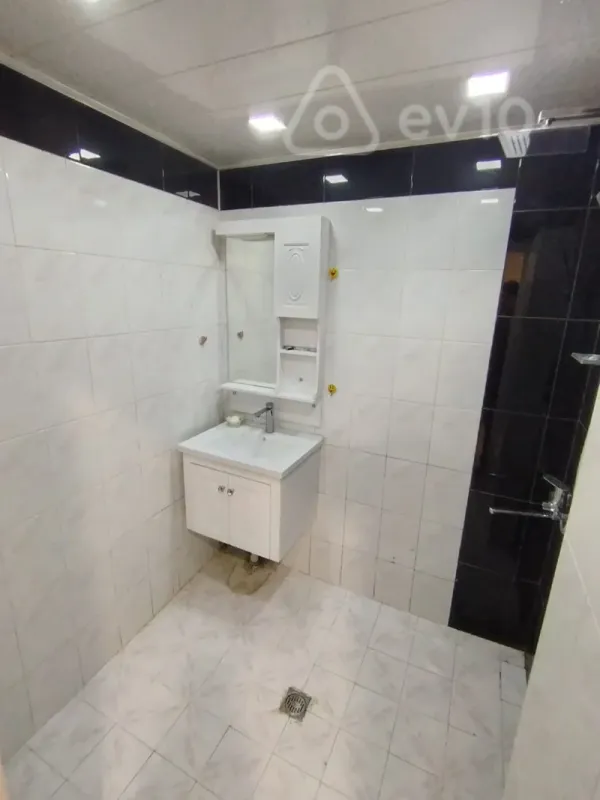 Satılır 2 otaqlı köhnə tikili 65 m²