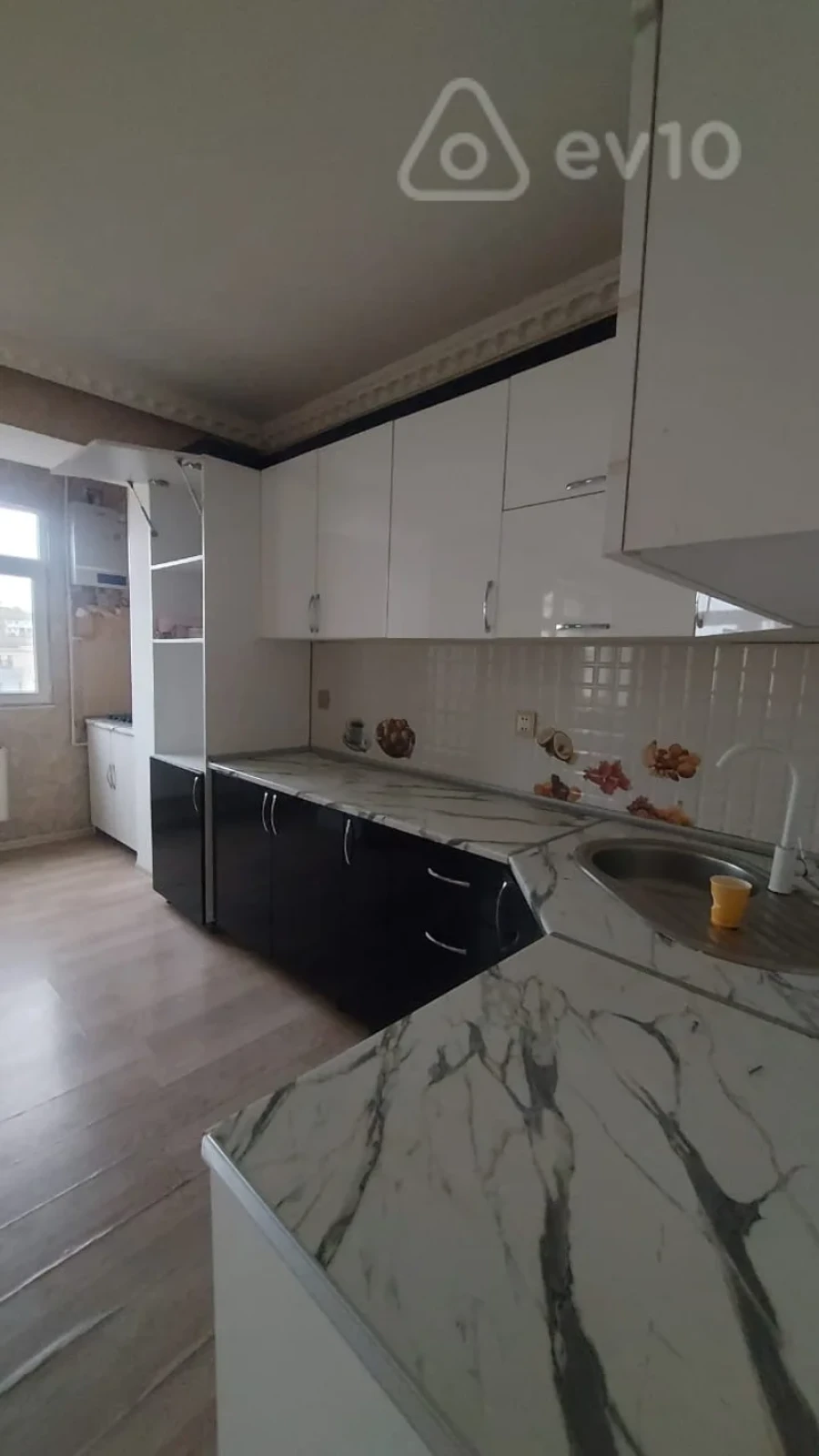 Kirayə verilir 3 otaqlı köhnə tikili 80 m²