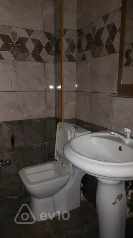 Kirayə verilir 3 otaqlı köhnə tikili 80 m²