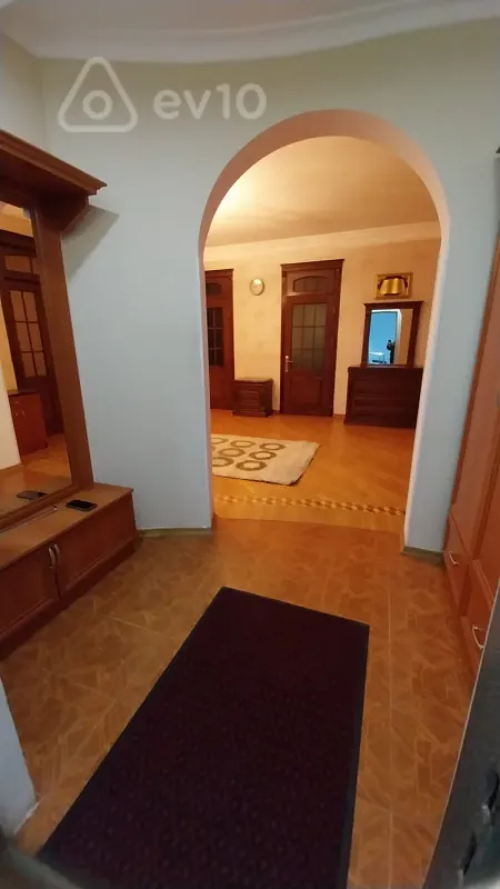 Kirayə verilir 4 otaqlı ofis 230 m²