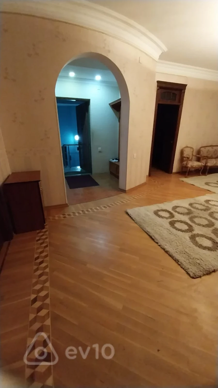 Kirayə verilir 4 otaqlı ofis 230 m²