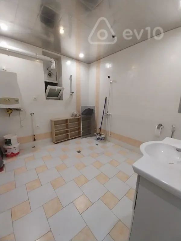 Kirayə verilir 4 otaqlı ofis 230 m²