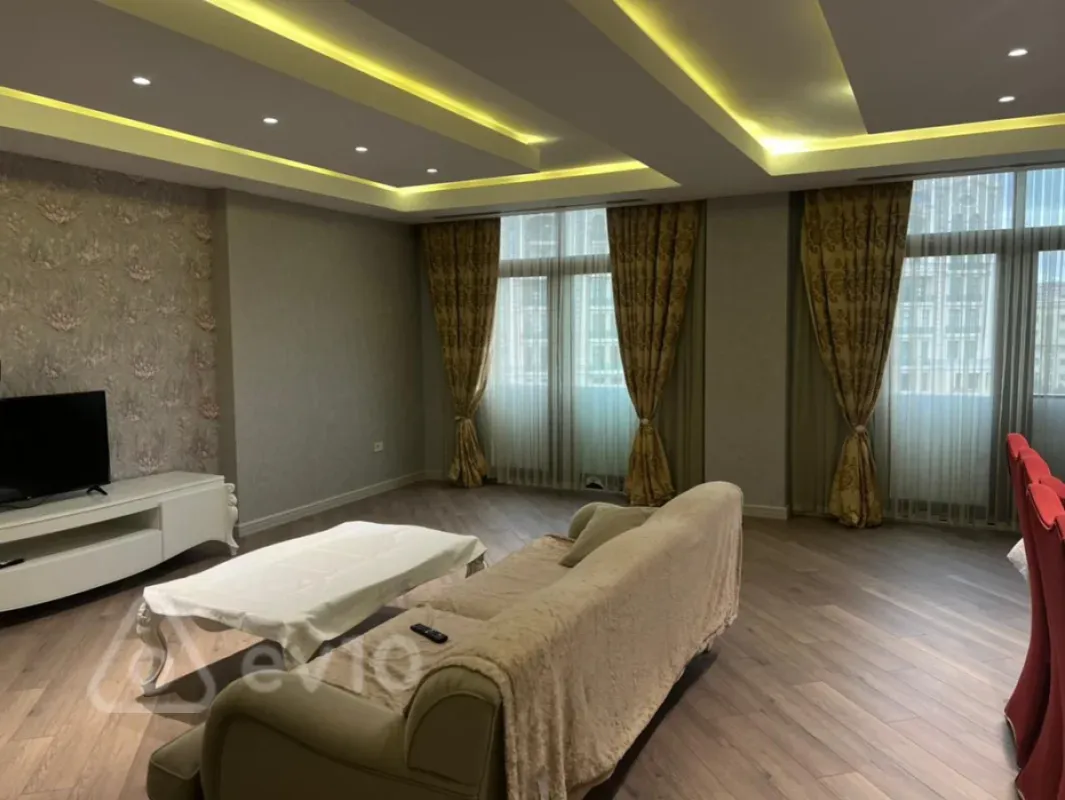 Kirayə verilir 3 otaqlı yeni tikili 170 m²