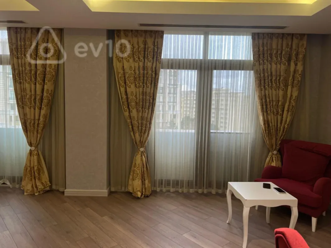 Kirayə verilir 3 otaqlı yeni tikili 170 m²