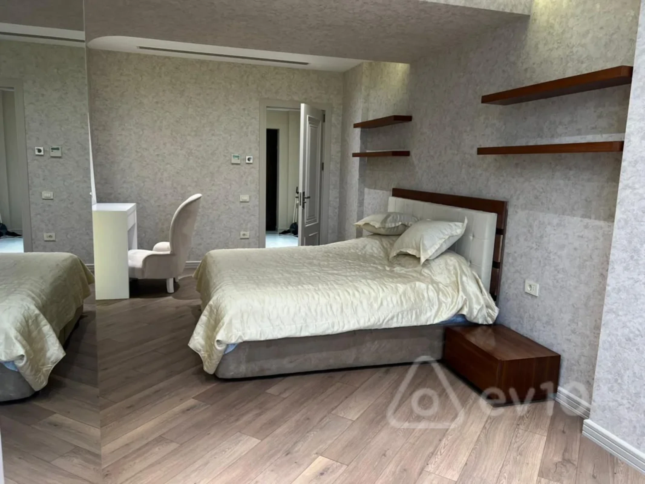 Kirayə verilir 3 otaqlı yeni tikili 170 m²