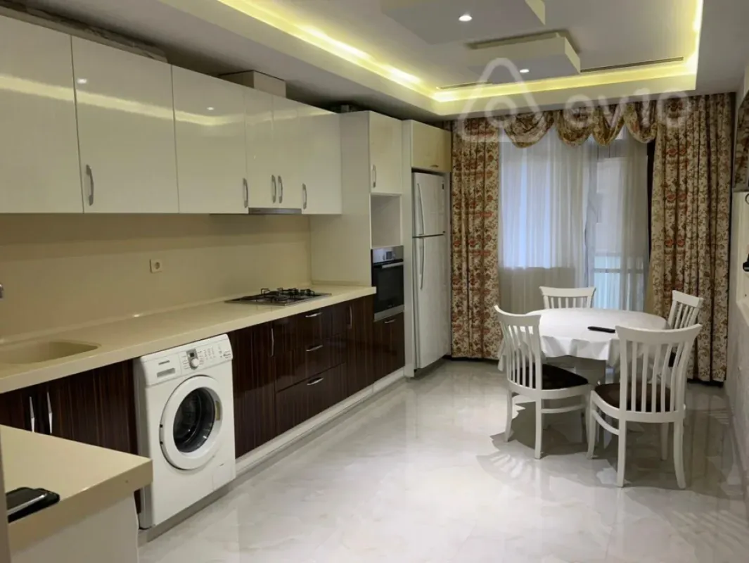 Kirayə verilir 3 otaqlı yeni tikili 170 m²