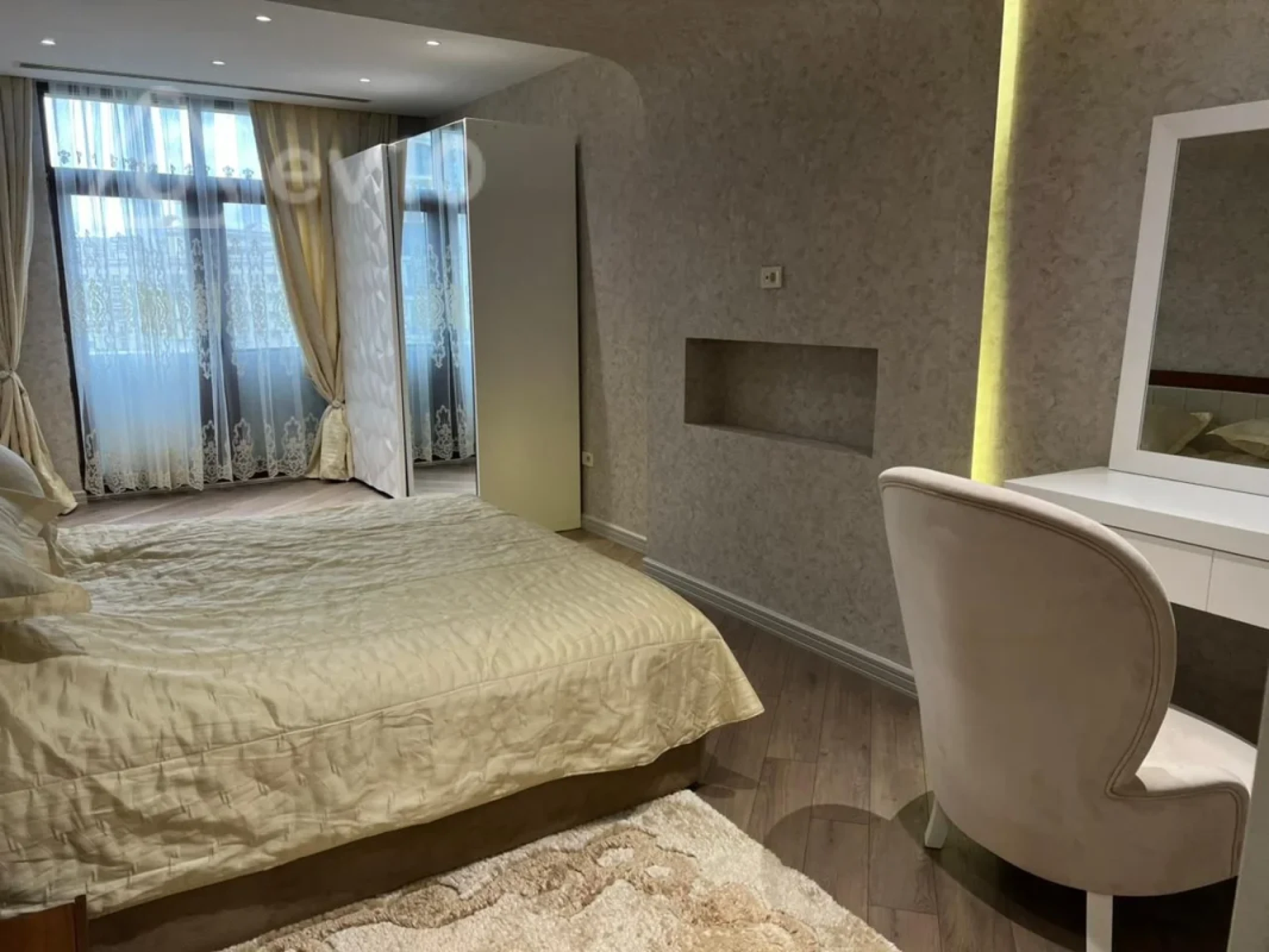 Kirayə verilir 3 otaqlı yeni tikili 170 m²