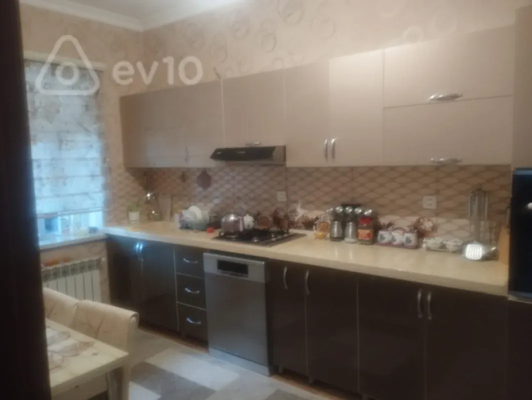 Satılır 5 otaqlı həyət evi 220 m²