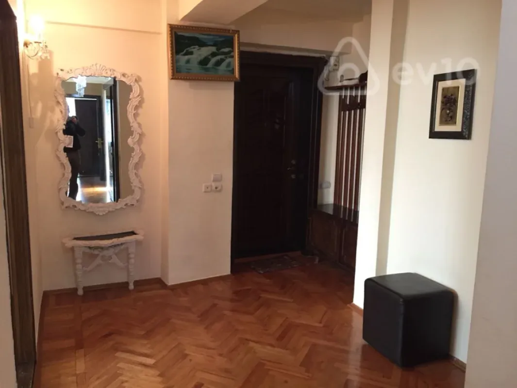 Kirayə verilir 2 otaqlı köhnə tikili 100 m²