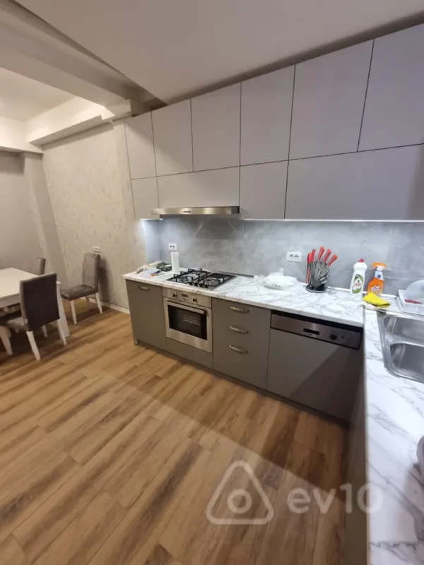 Kirayə verilir 3 otaqlı yeni tikili 120 m²