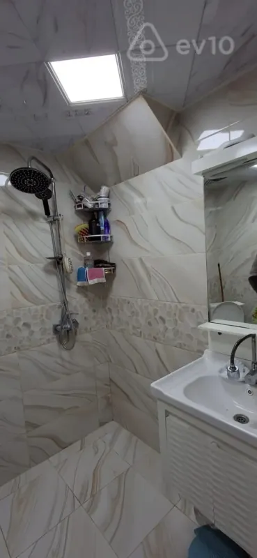 Satılır 7 otaqlı həyət evi 240 m²