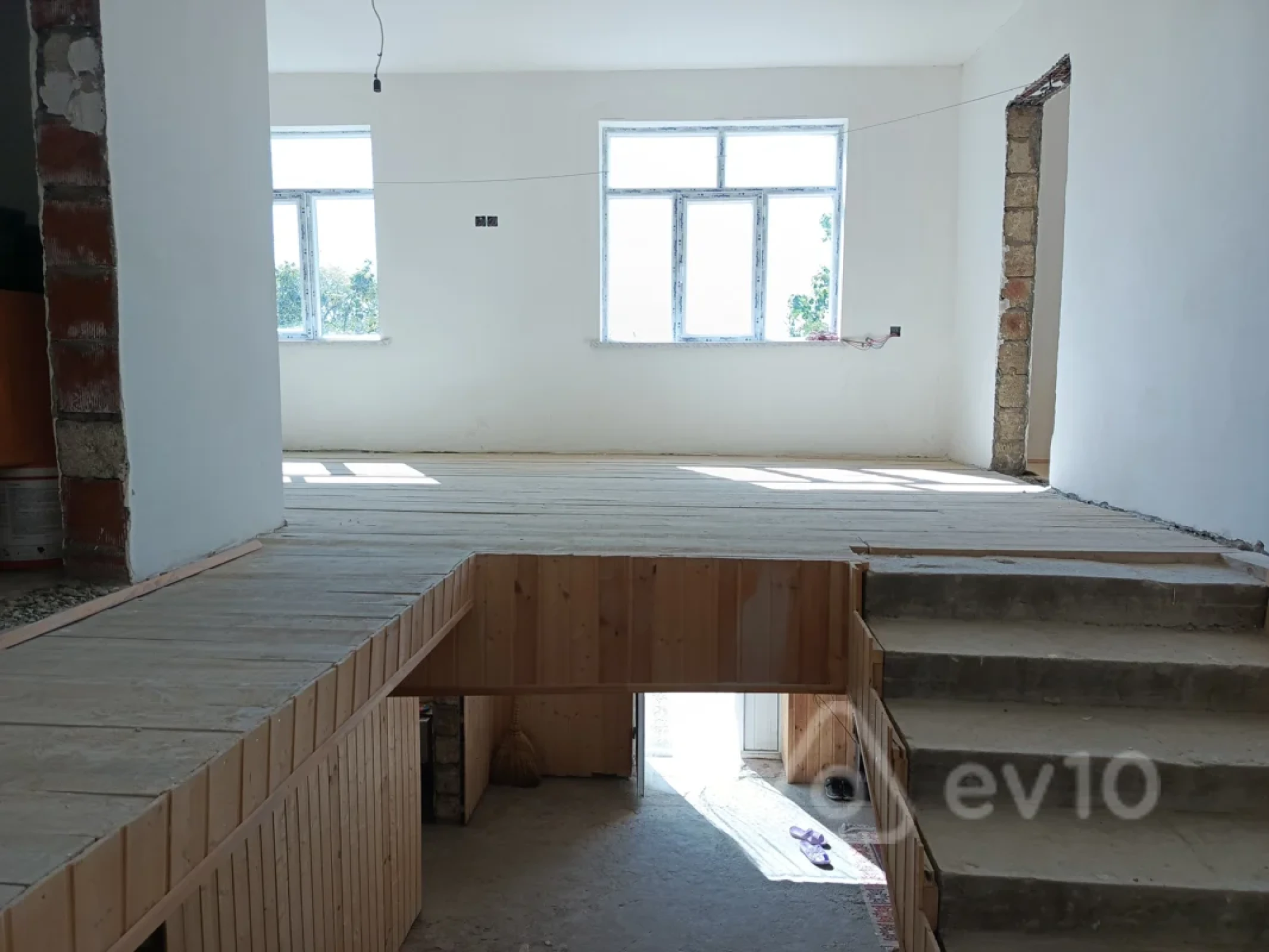 Satılır 6 otaqlı həyət evi 220 m²