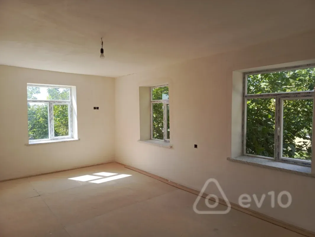 Satılır 6 otaqlı həyət evi 220 m²