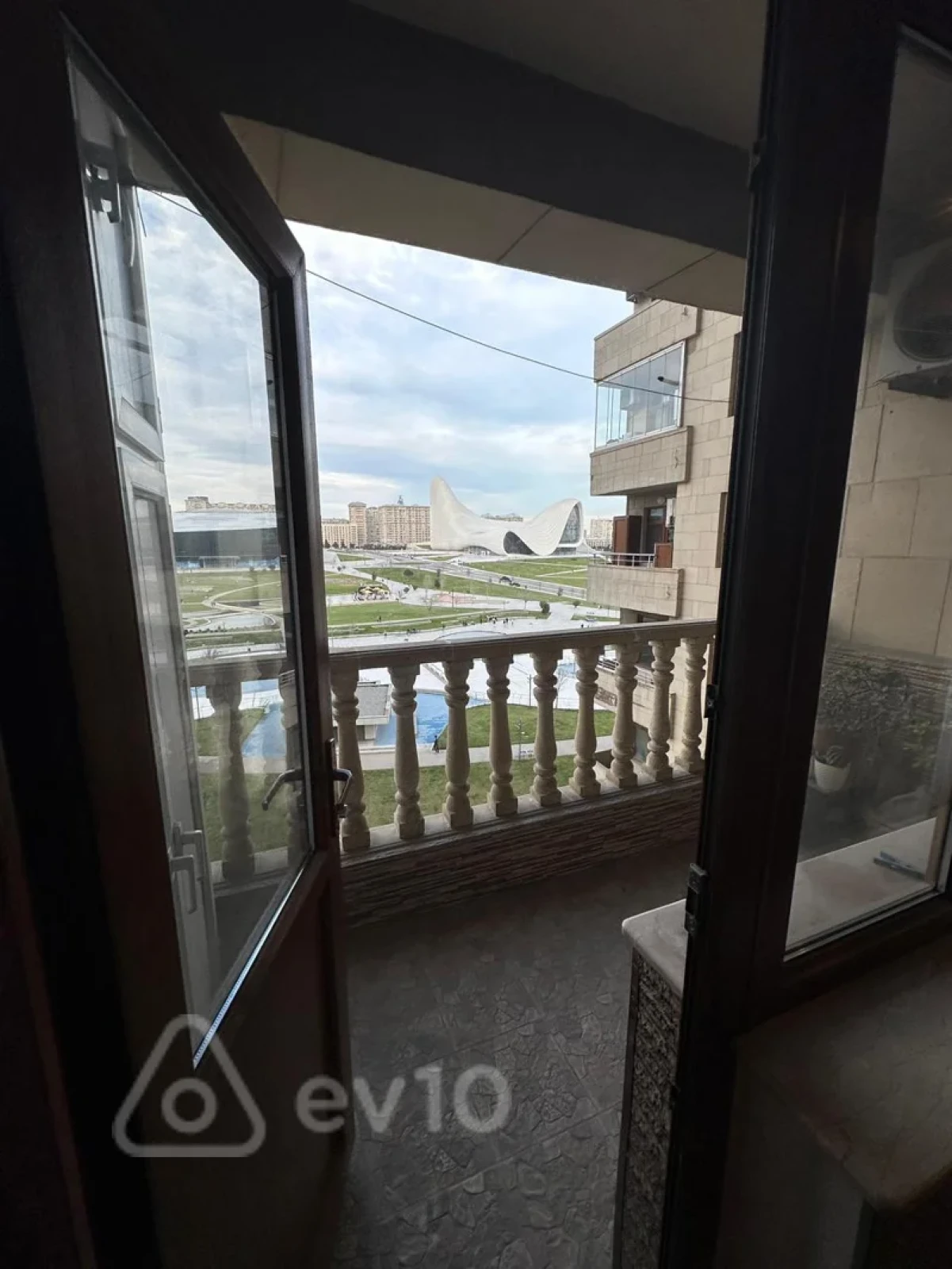 Kirayə verilir 3 otaqlı yeni tikili 159 m²