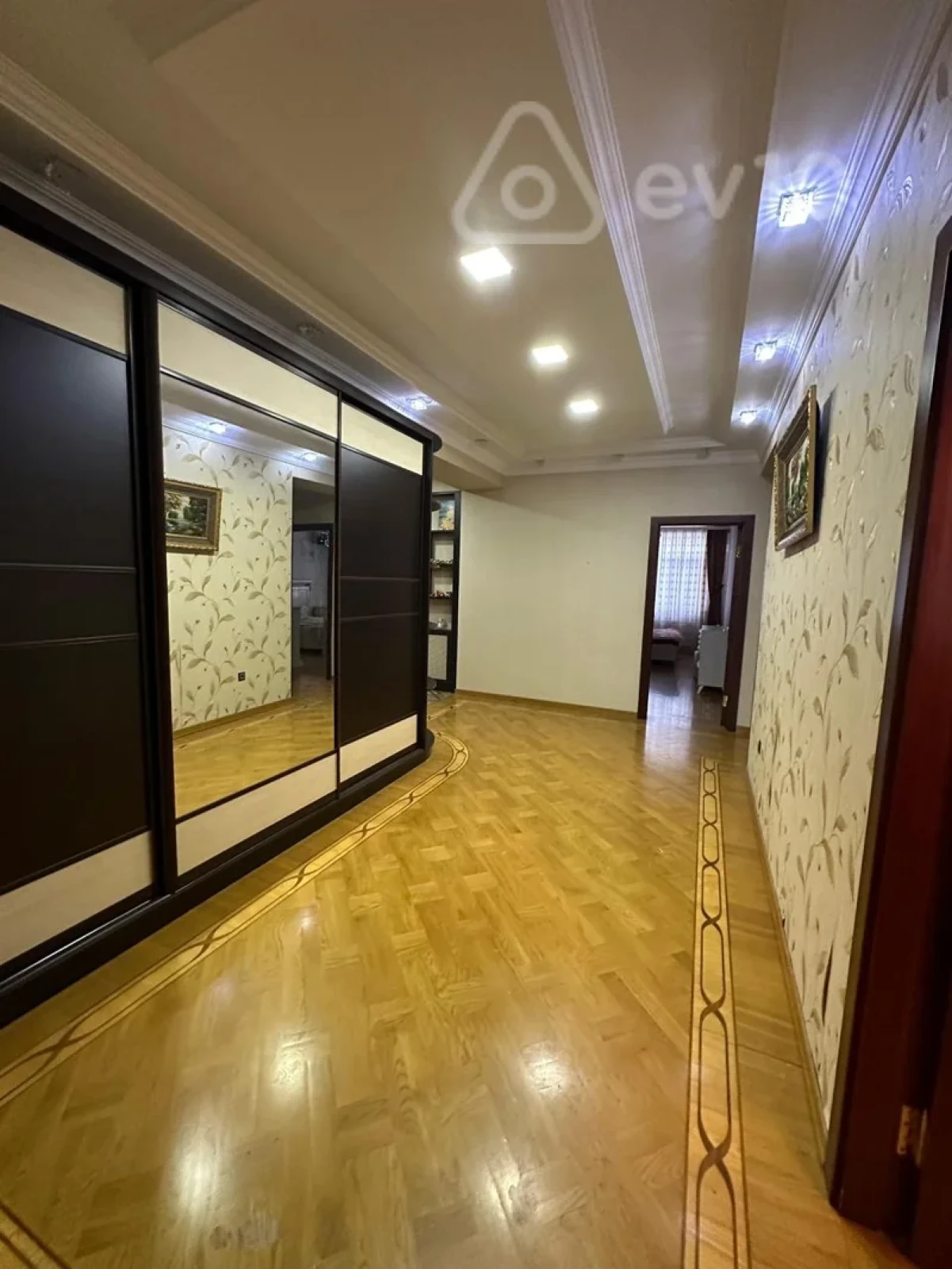 Kirayə verilir 3 otaqlı yeni tikili 159 m²