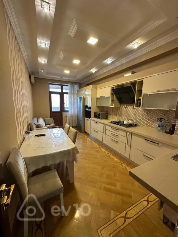 Kirayə verilir 3 otaqlı yeni tikili 159 m²