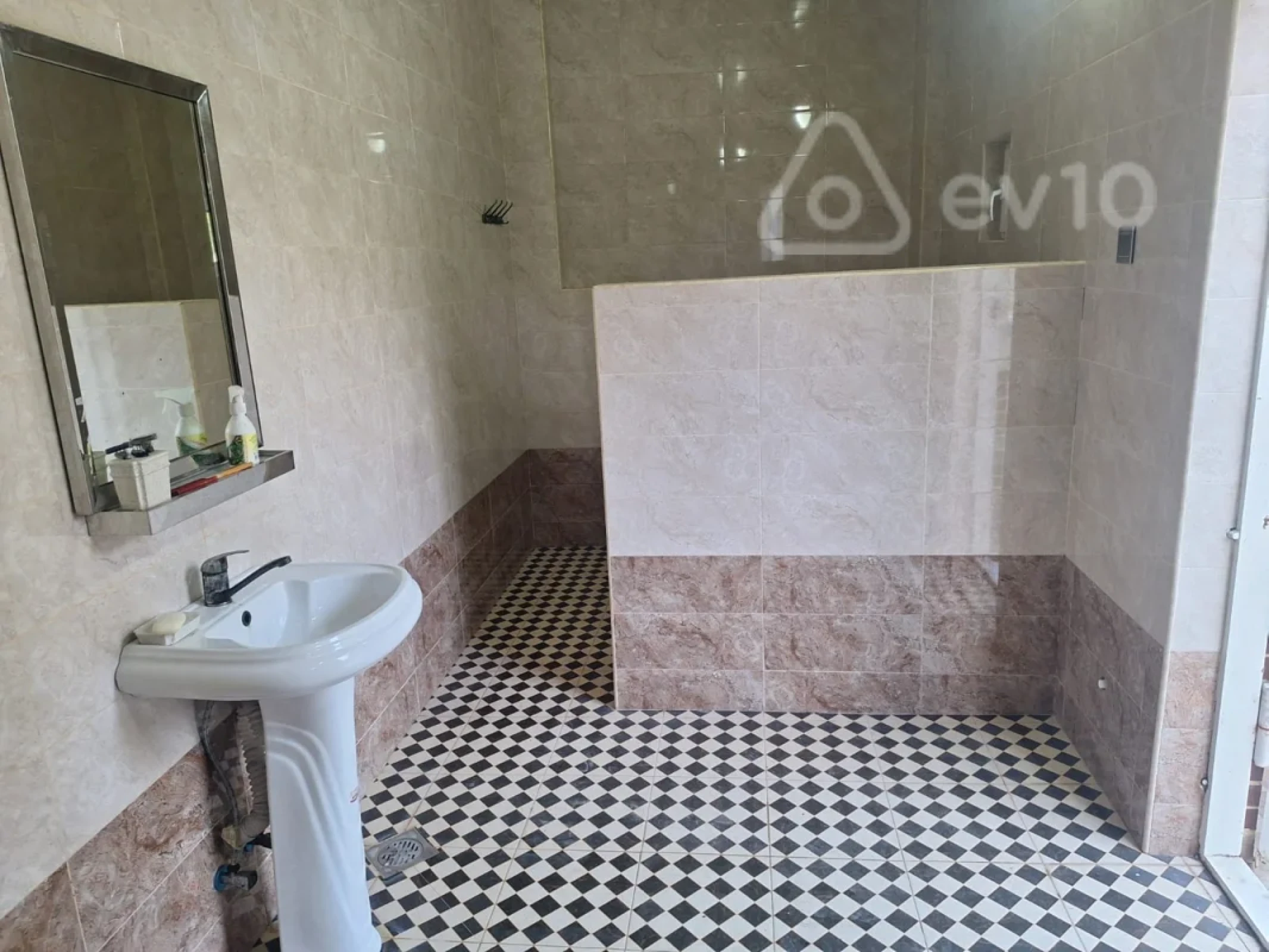Satılır 5 otaqlı həyət evi 130 m²