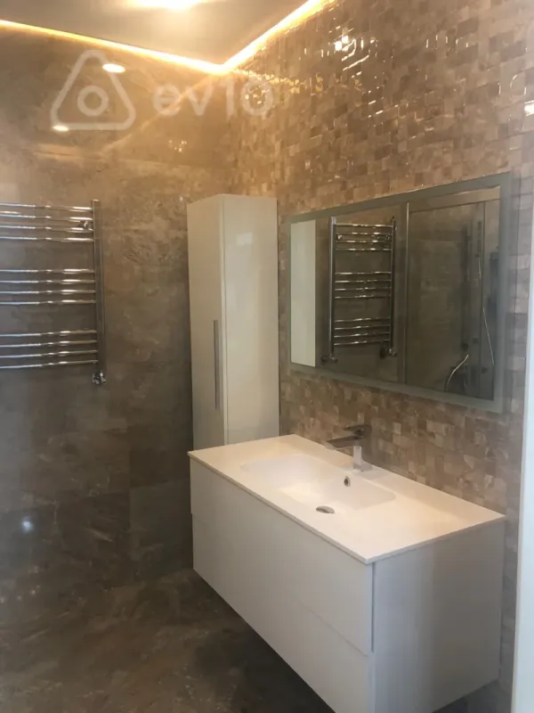 Kirayə verilir 4 otaqlı yeni tikili 280 m²