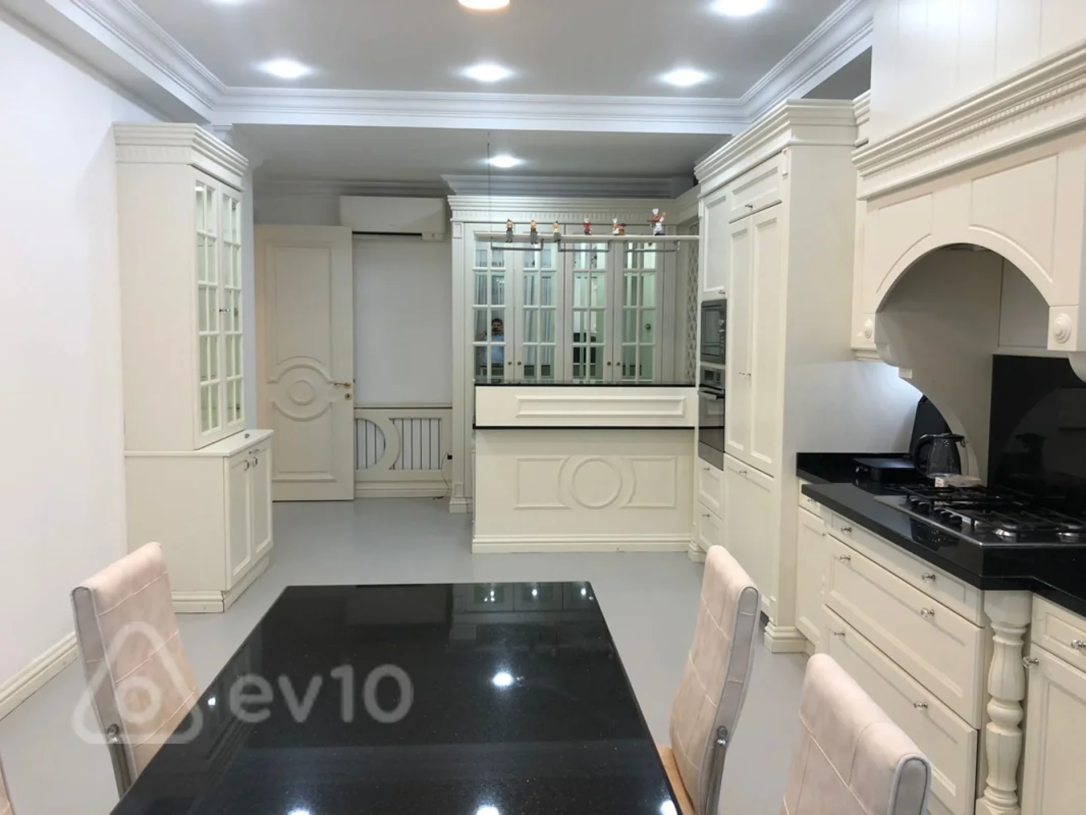 Kirayə verilir 4 otaqlı yeni tikili 280 m²