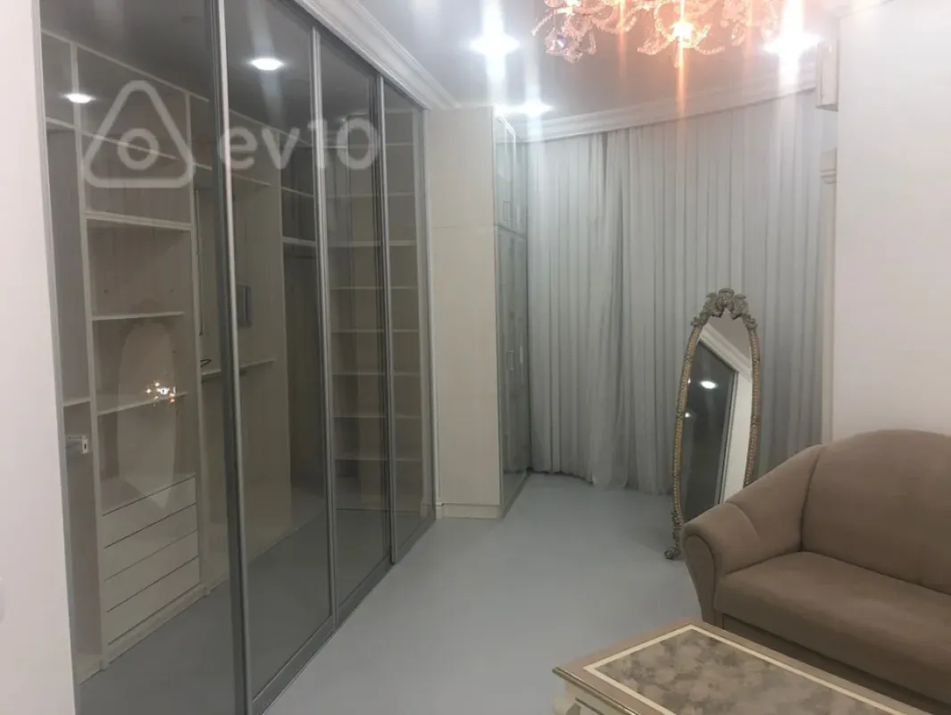 Kirayə verilir 4 otaqlı yeni tikili 280 m²