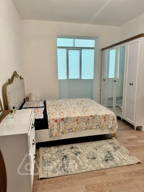 Kirayə verilir 2 otaqlı köhnə tikili 105 m²