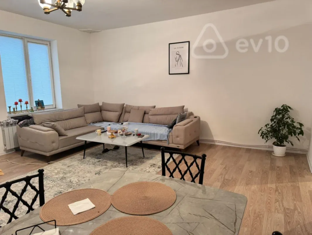 Kirayə verilir 2 otaqlı köhnə tikili 105 m²