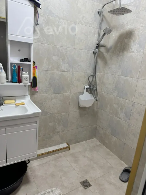 Kirayə verilir 2 otaqlı köhnə tikili 105 m²