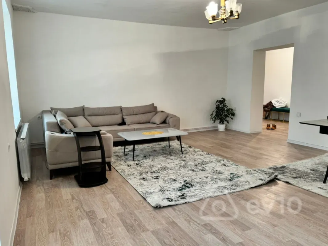 Kirayə verilir 2 otaqlı köhnə tikili 105 m²