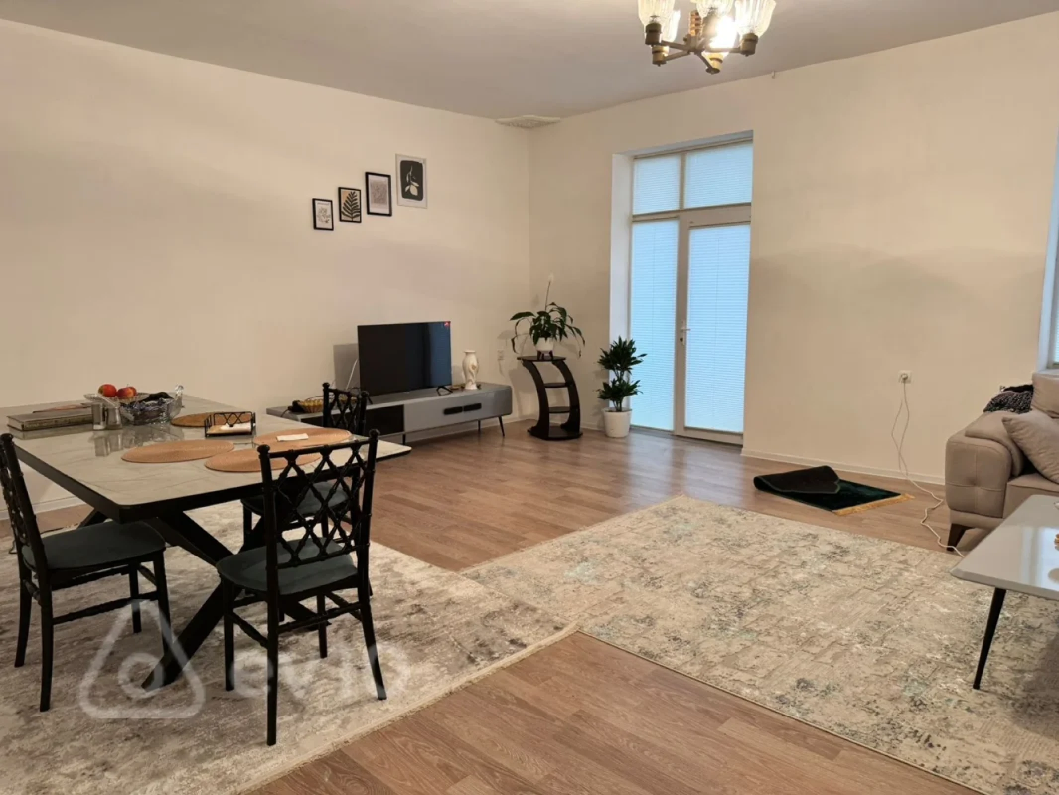 Kirayə verilir 2 otaqlı köhnə tikili 105 m²