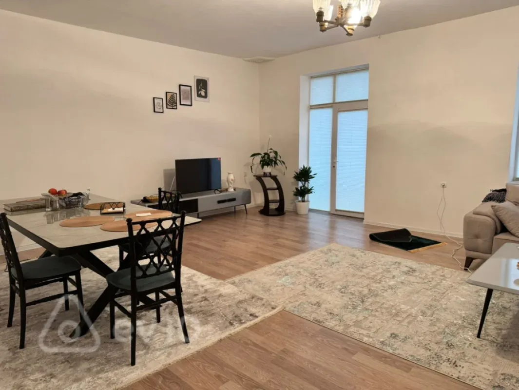 Kirayə verilir 2 otaqlı köhnə tikili 105 m²