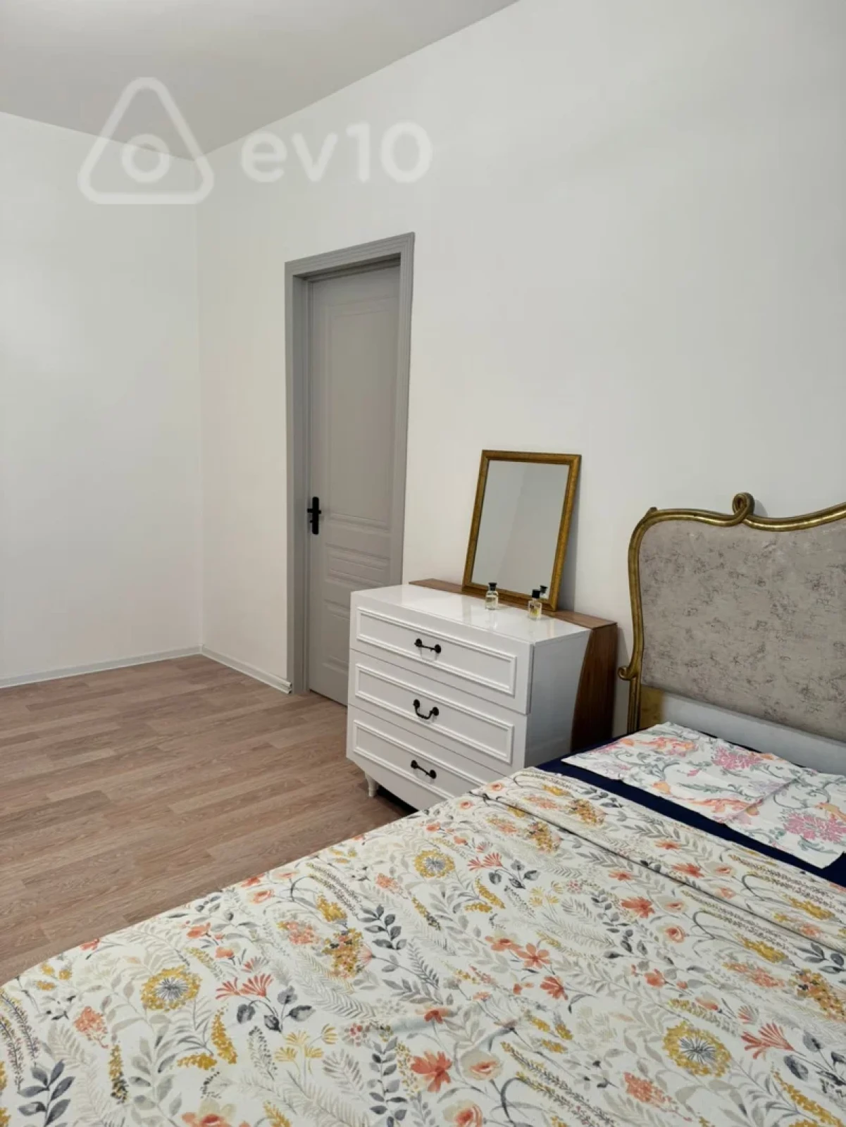 Kirayə verilir 2 otaqlı köhnə tikili 105 m²