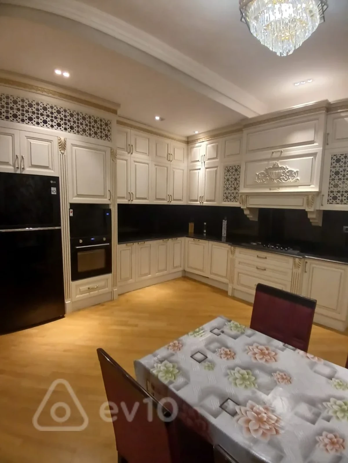 Kirayə verilir 4 otaqlı ofis 240 m²