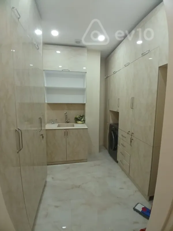 Kirayə verilir 4 otaqlı ofis 240 m²