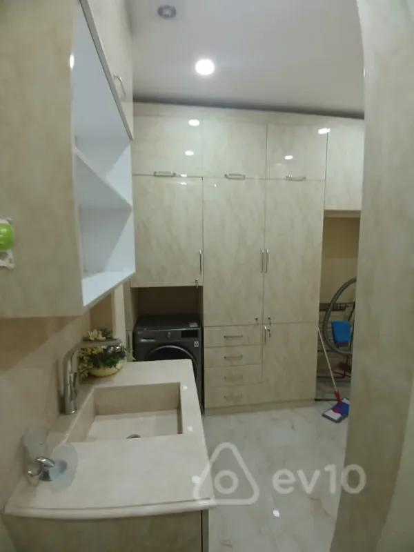 Kirayə verilir 4 otaqlı ofis 240 m²