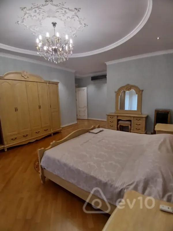 Kirayə verilir 4 otaqlı ofis 240 m²