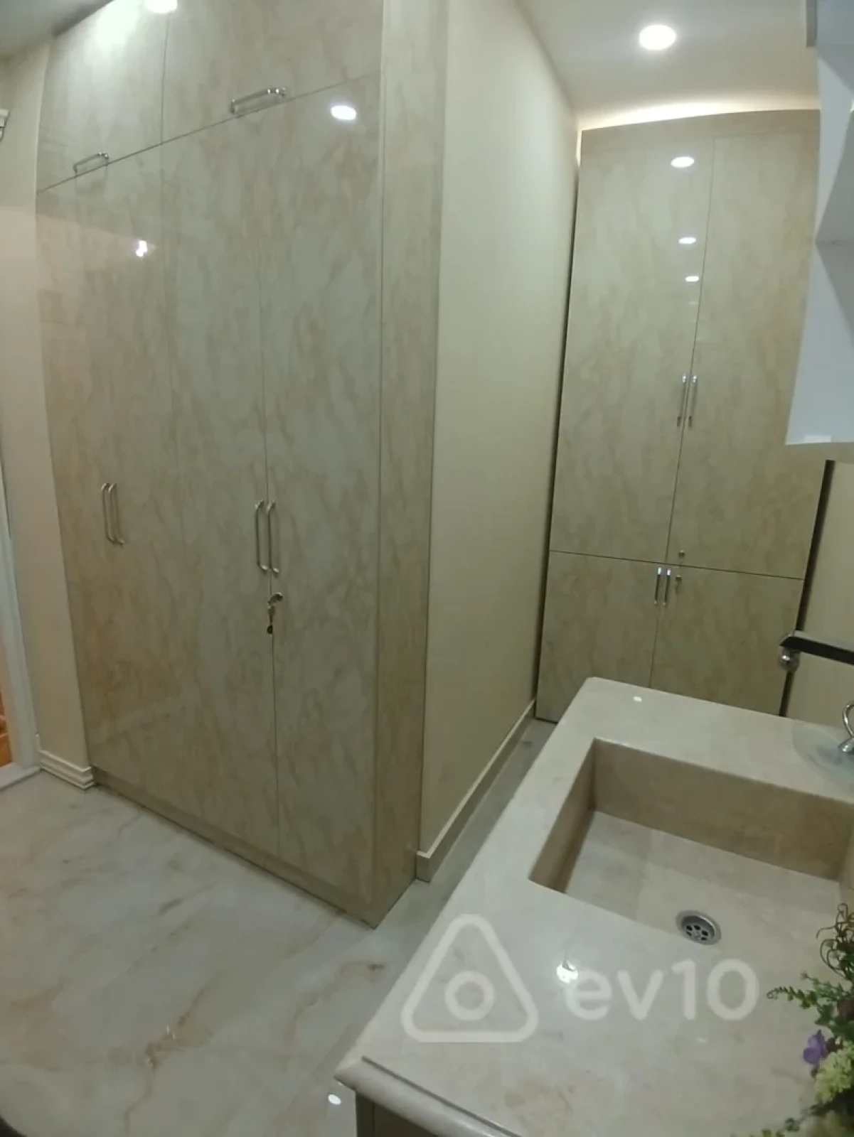 Kirayə verilir 4 otaqlı ofis 240 m²