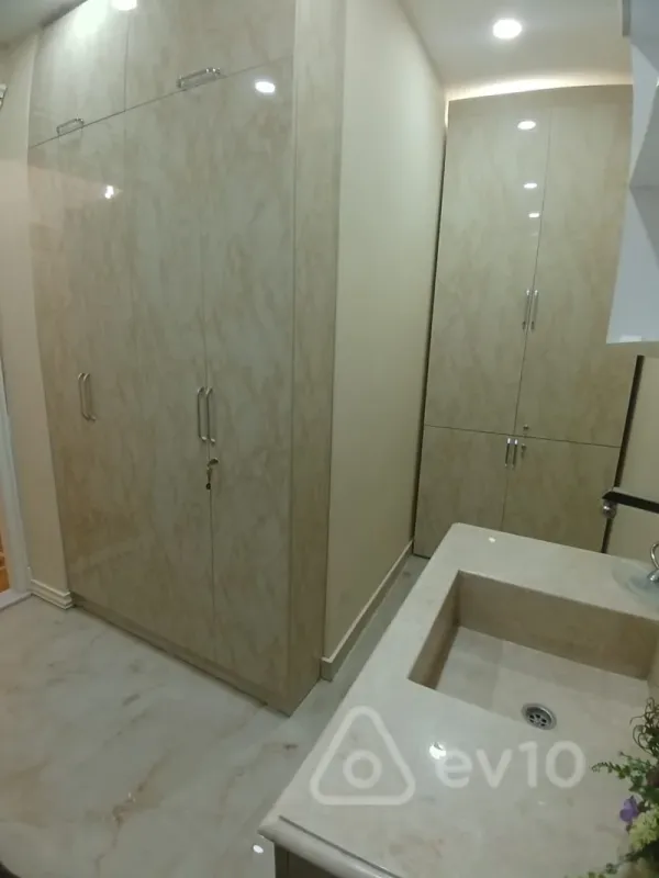 Kirayə verilir 4 otaqlı ofis 240 m²