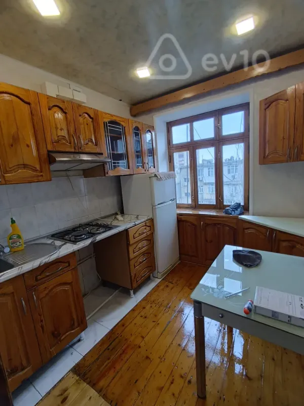 Kirayə verilir 3 otaqlı köhnə tikili 80 m²