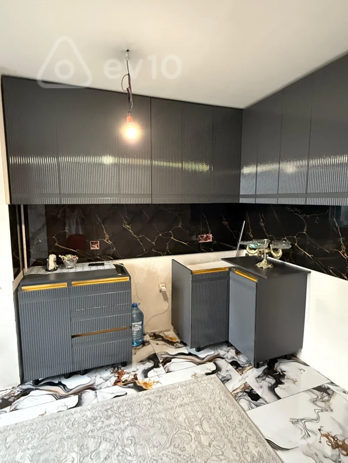 Satılır 3 otaqlı köhnə tikili 85 m²