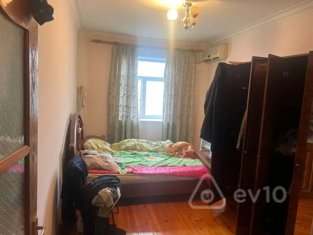 Satılır 3 otaqlı köhnə tikili 90 m²