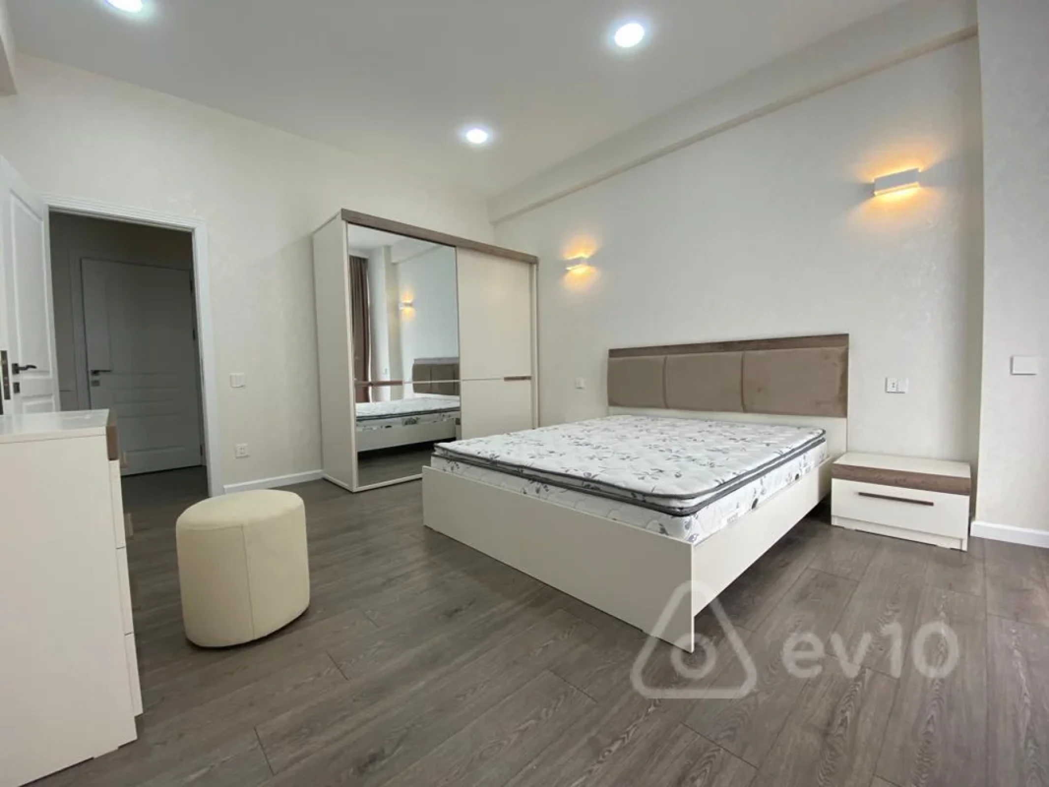 Kirayə verilir 3 otaqlı yeni tikili 120 m²