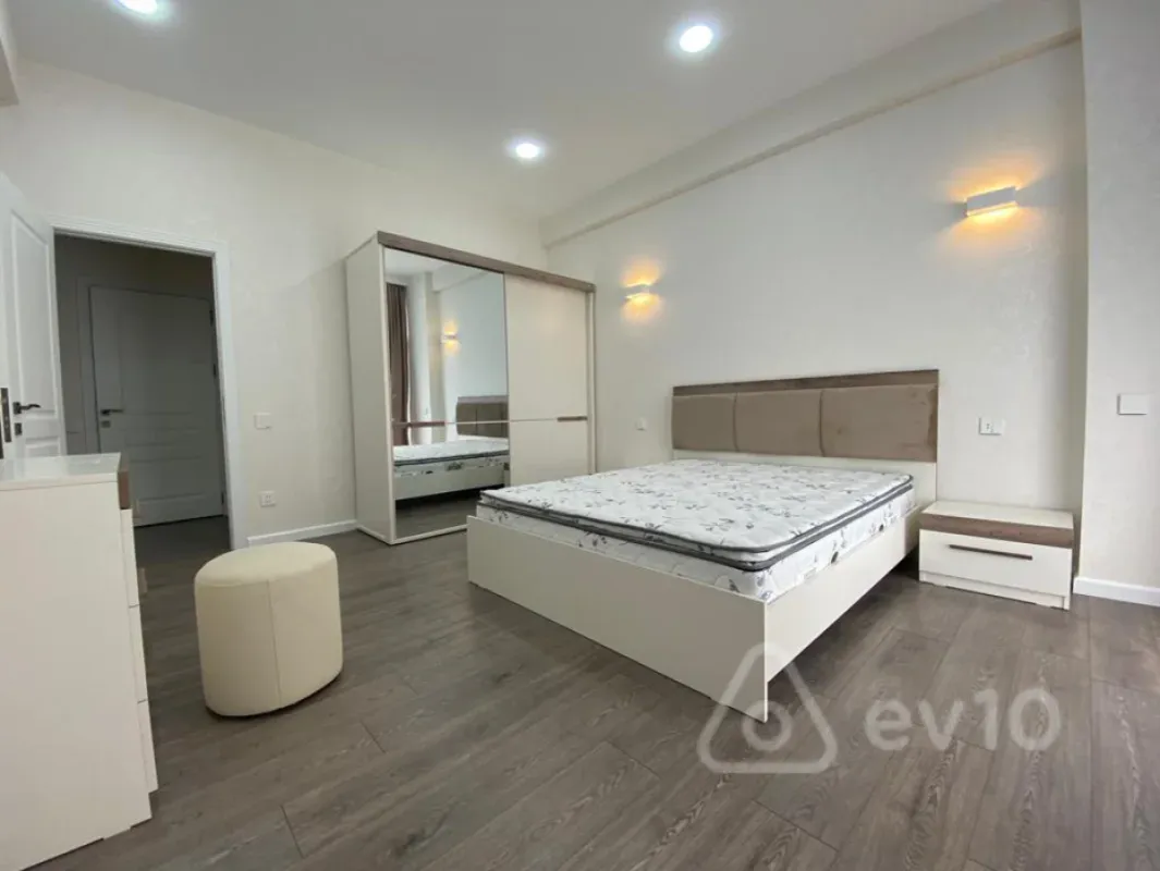 Kirayə verilir 3 otaqlı yeni tikili 120 m²