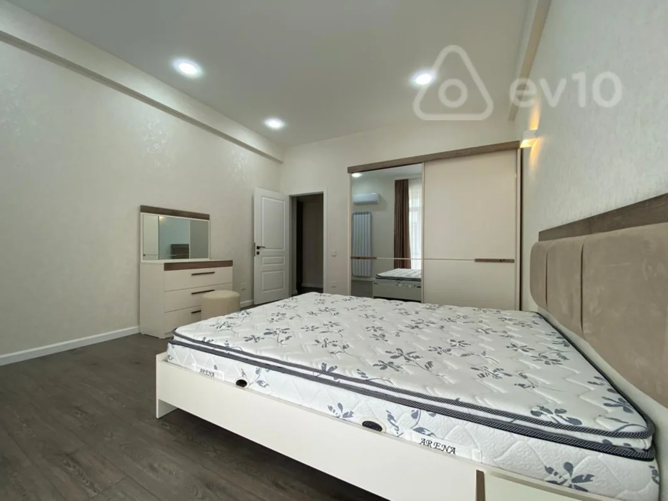Kirayə verilir 3 otaqlı yeni tikili 120 m²