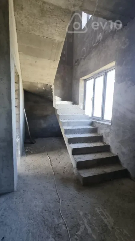 Satılır 5 otaqlı həyət evi 220 m²