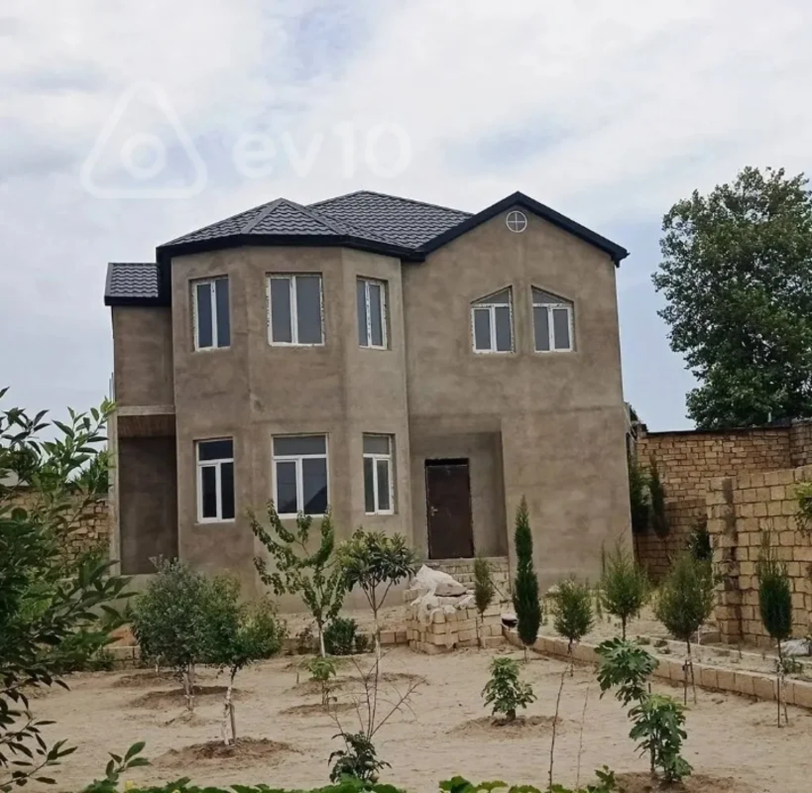 Satılır 5 otaqlı həyət evi 220 m²